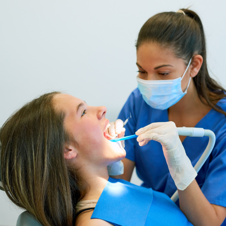 Dentistdoingteethscalingonwoman